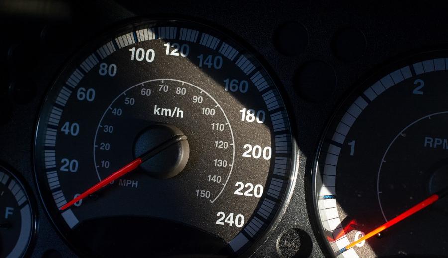 19-latek za kierownicą BMW, a na liczniku 131 km/h w terenie zabudowanym