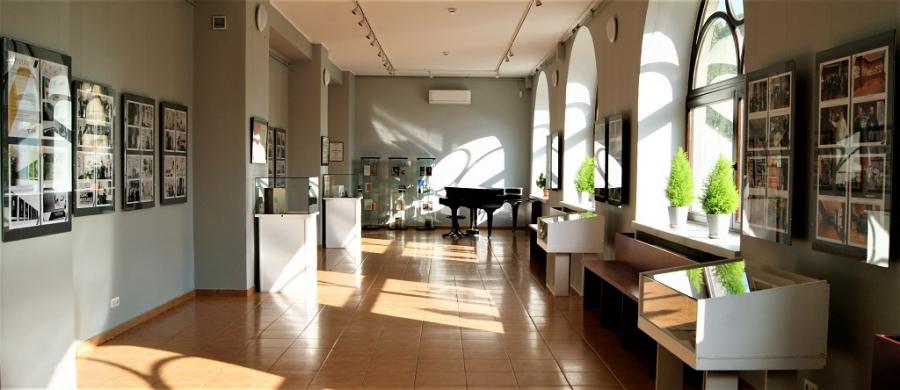 Koronawirus: otwarte galerie handlowe, bez godzin dla seniorów oraz muzea i galerie