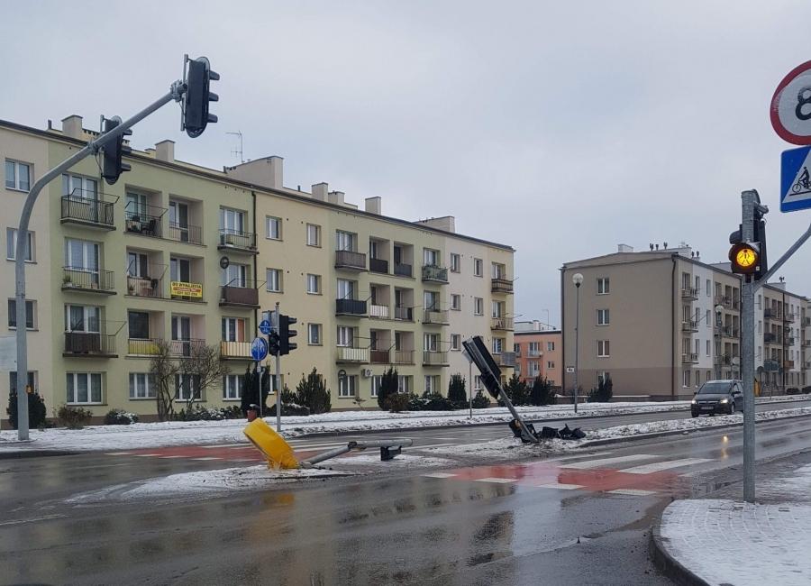 Policja szuka kierowcy, który wjechał w sygnalizator na skrzyżowaniu