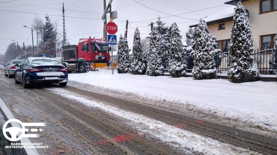 Zderzenie na skrzyżowaniu Poprzecznej i Sucharskiego. Podczas odśnieżania