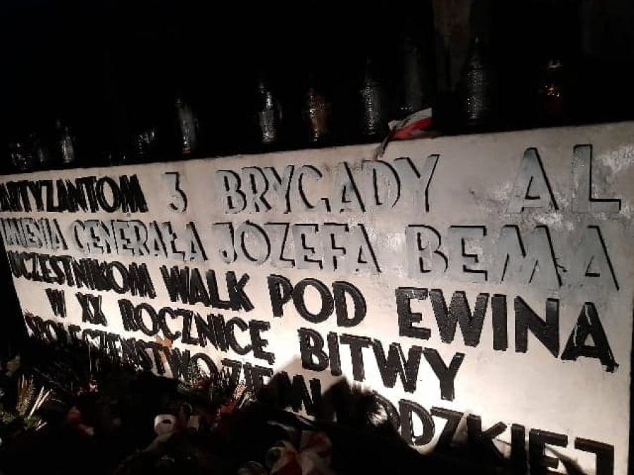 Policja wszczęła dochodzenie w sprawie zniszczenia pomnika na Ewinie