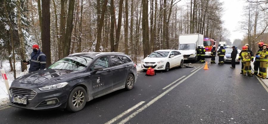 Zderzenie trzech aut w Kletni. Sprawcą kierowca busa, który jechał za szybko