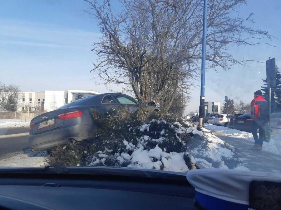 Kierowca corsy wymusił pierwszeństwo, kierowca audi uciekał przed zderzeniem