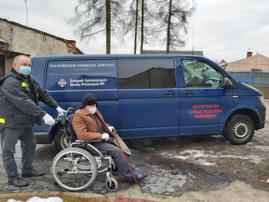 Strażacy ochotnicy dowożą seniorów na szczepienia przeciw Covid-19