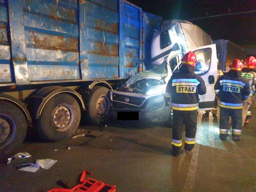 Po zderzeniu busa z ciężarówką na Jedynce 35-latek trafił do szpitala