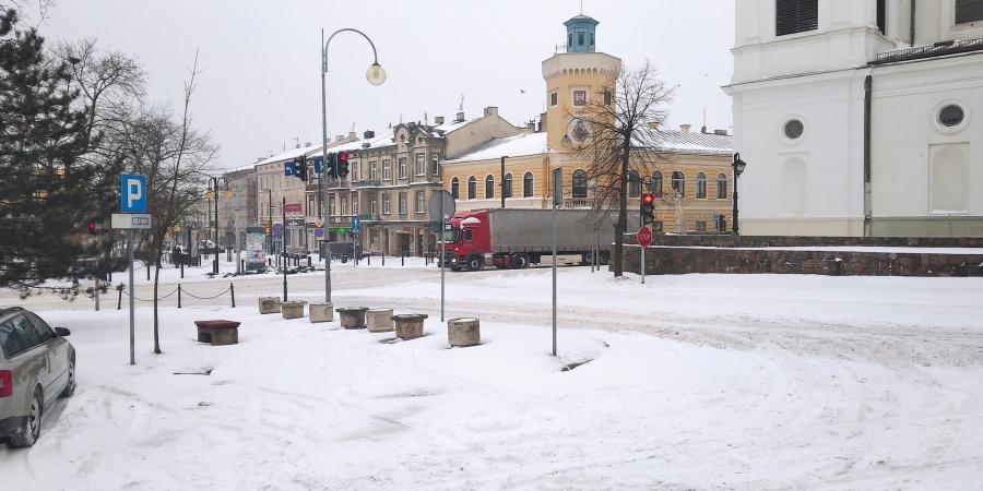 Pługi odśnieżają, ale śnieg wciąż nawiewa. Trudno się dzisiaj jeździ po mieście