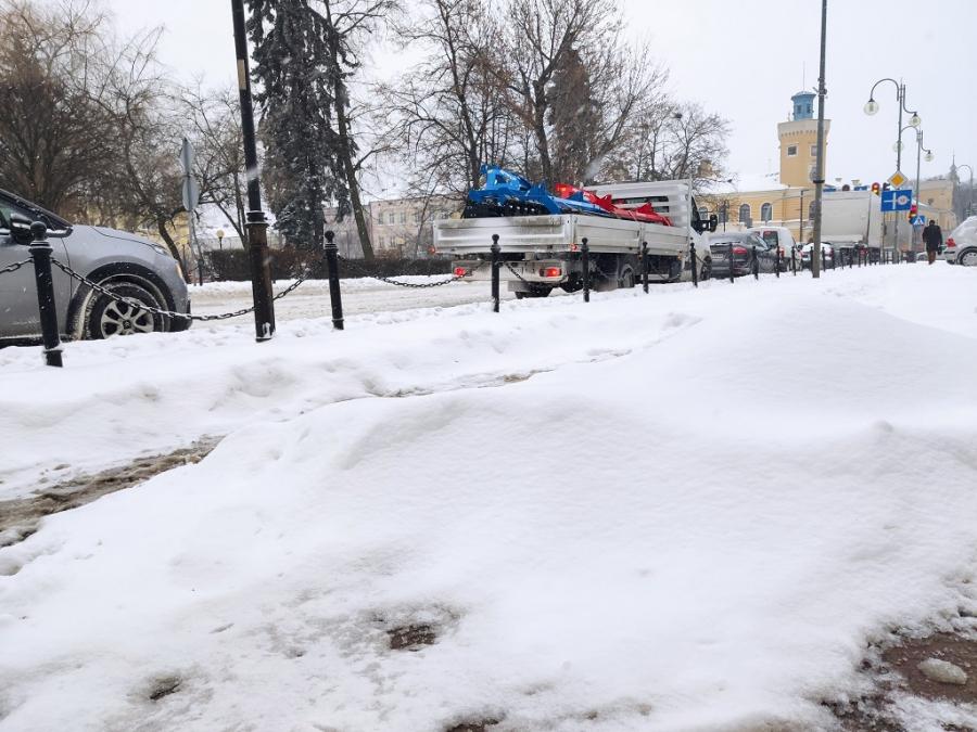 Sprzęt do odśnieżania miasta: cztery pługi, pięć piaskarko-solarek i dwie równiarki