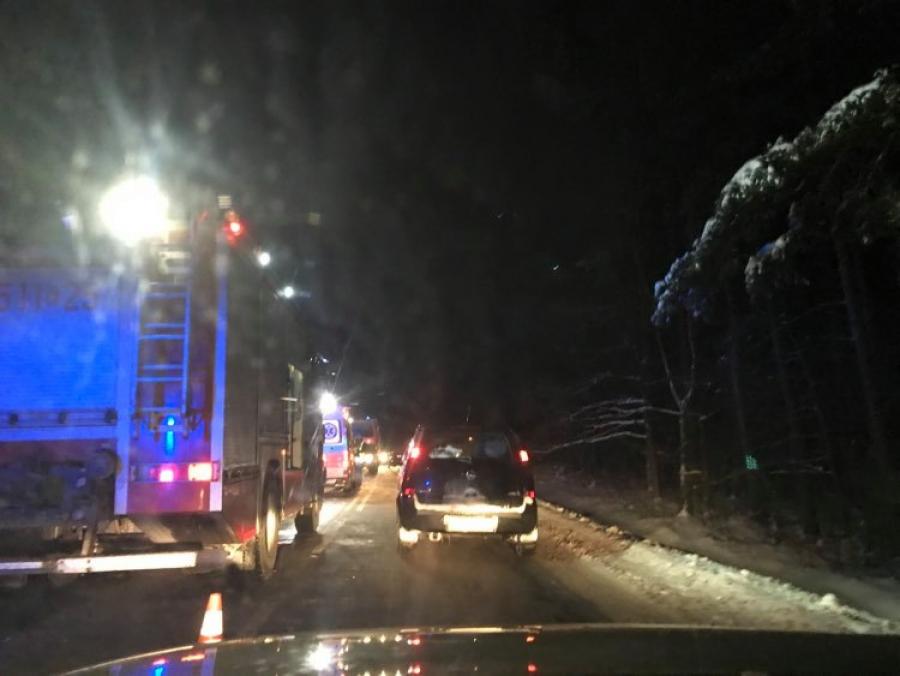 Auto w rowie. Właściciel mówi, że prowadził kolega, ale uciekł do lasu