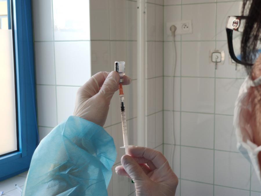 Starsi nauczyciele szczepieni w drugiej kolejności. NFZ: nie mamy czym ich szczepić
