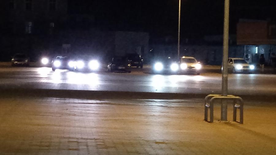 Nocna jazda, ostry drift. Co się dzieje nocą na parkingu Metalurgii