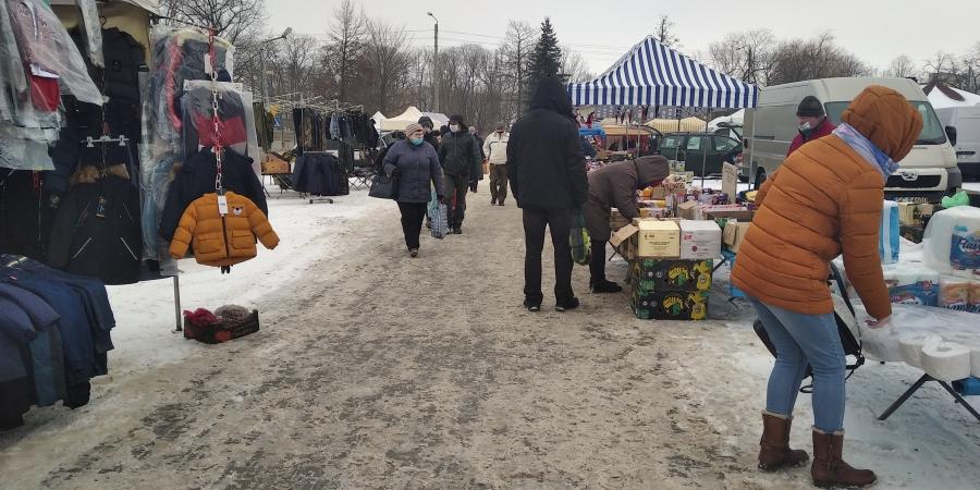 Mroźny poranek nie odstrasza kupujących. Na targu w Radomsku tłumy klientów