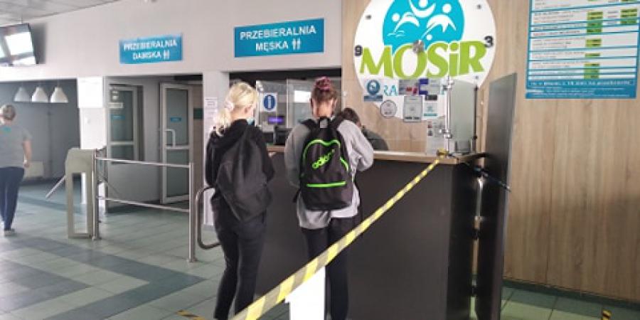 Na basenie pełne obłożenie. Trzeba czekać: w rygorze sanitarnym 50 procent miejsc