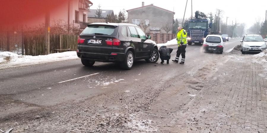 Uwaga, ślisko! W Józefowie pod Radomskiem zderzyły się dwa samochody