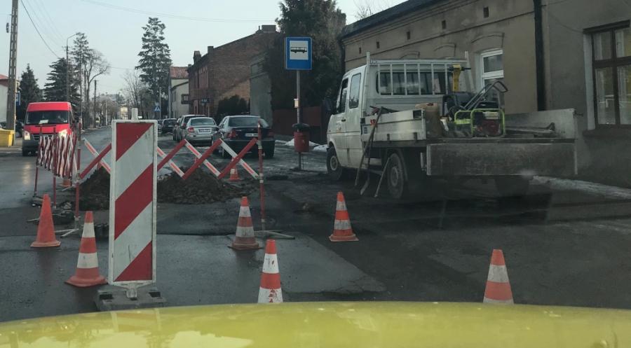 Dziura na Piłsudskiego, kolejny raz. „Nie jestem w stanie zliczyć, ile razu już to naprawialiśmy