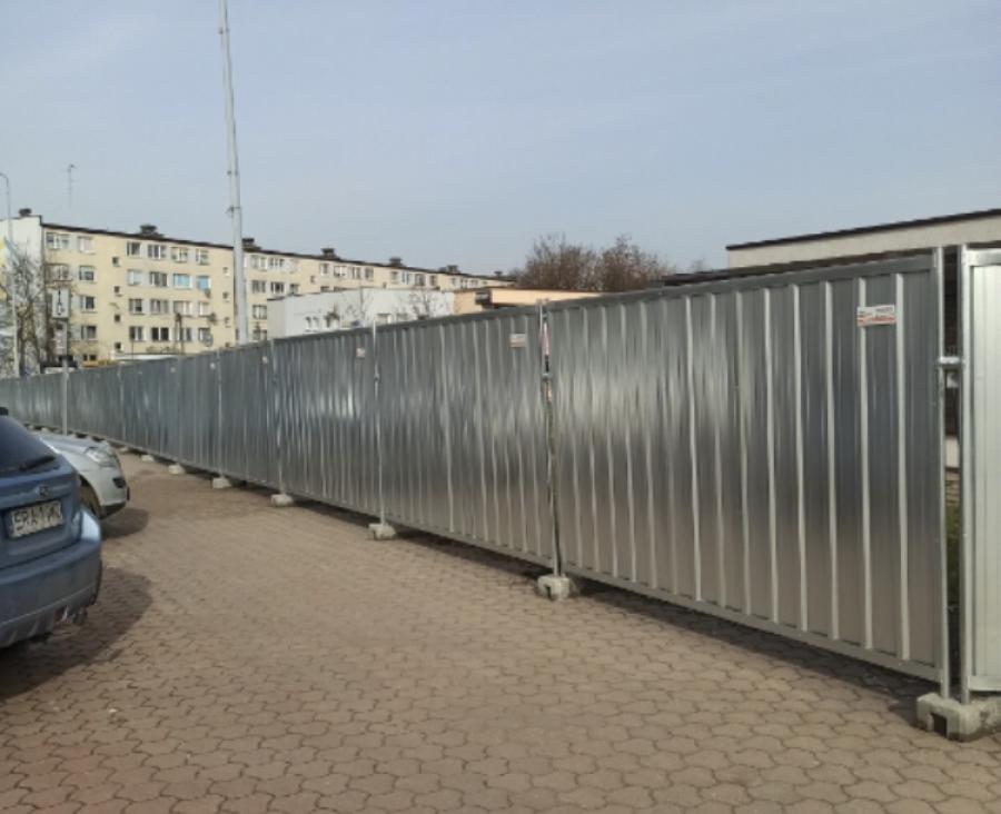 Rozpoczynają się prace na skwerze przy ul. Piastowskiej. Teren już ogrodzono