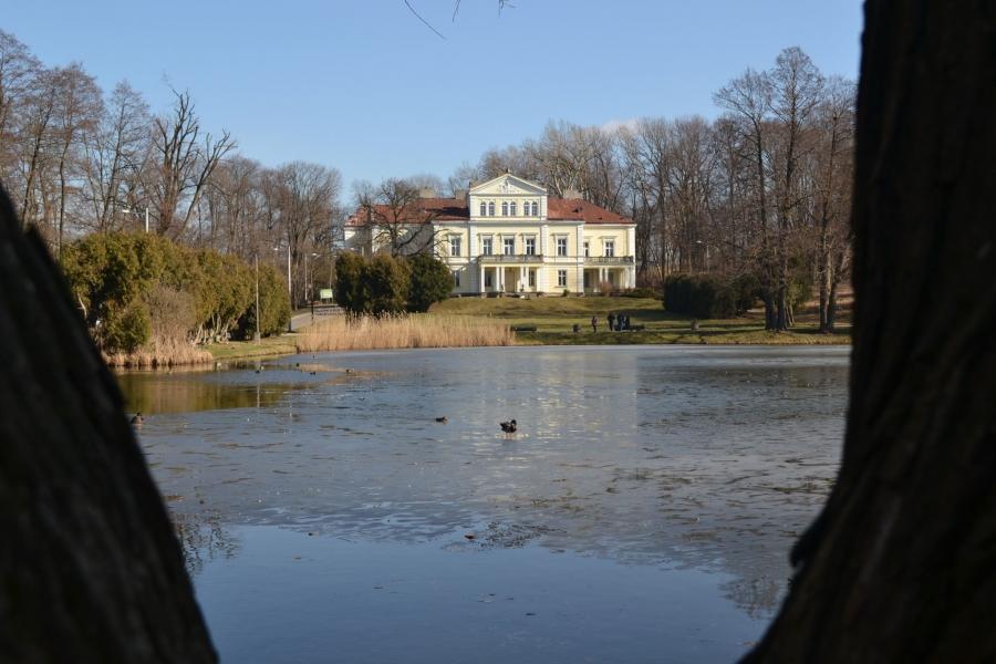 Foto Pozytyw w terenie: Brama Twardowskiego i pałac Raczyńskich w obiektywie