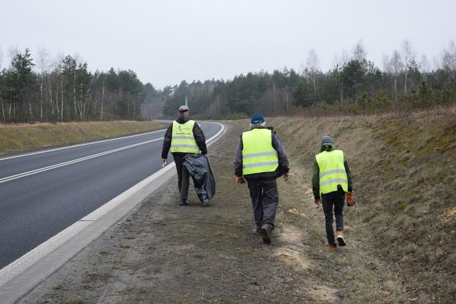 Pracownicy wydziału bezpieczeństwa i porządku sprzątają miasto. Od kilku dni