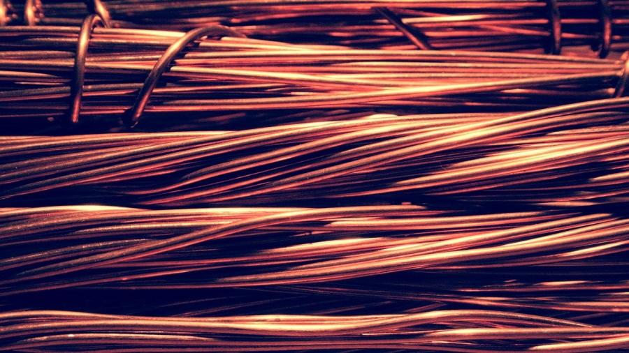 Złodziej wyrwał nową instalację elektryczną, przewody opalił, a miedź sprzedał w skupie