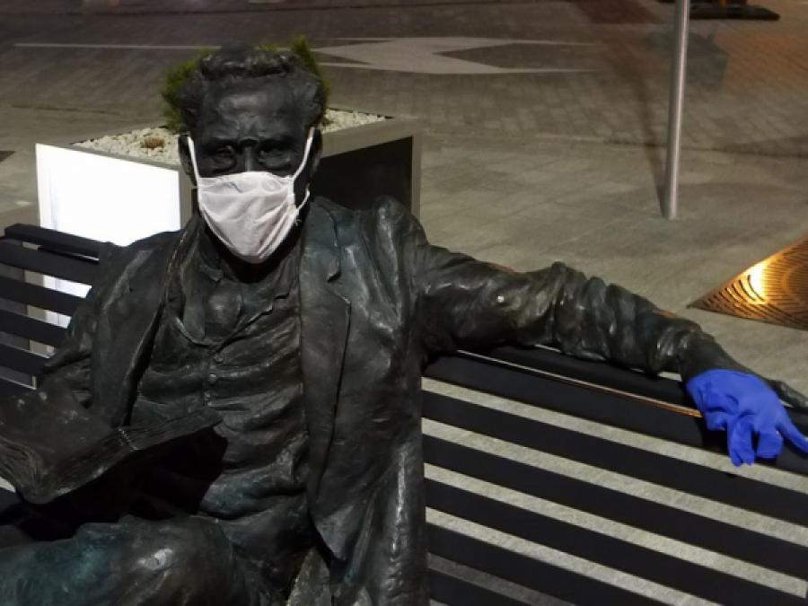 „Maseczek brak, puste półki, plotka goni plotkę”. Pierwsze dni pandemii
