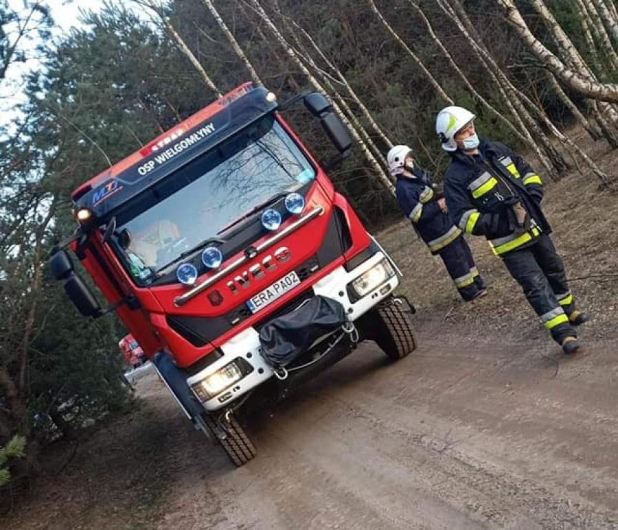 Strażacy gaszą trawę i przypominają: wypalanie może skończyć się tragedią