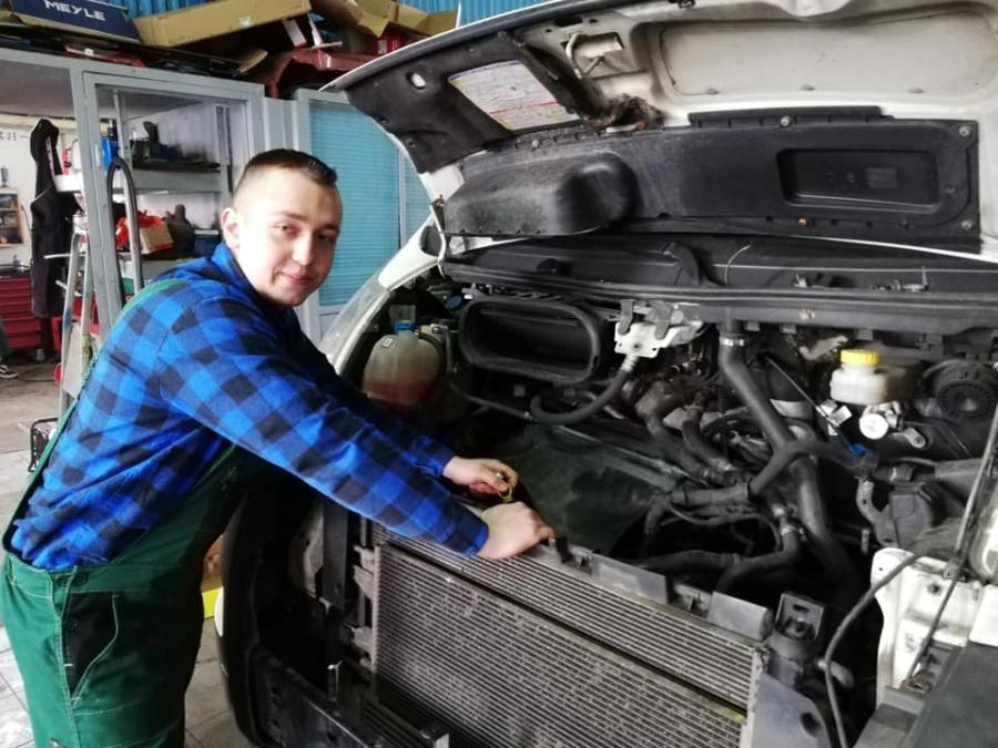 Uczniowie Mechanika na praktykach zawodowych w Elcar-ze