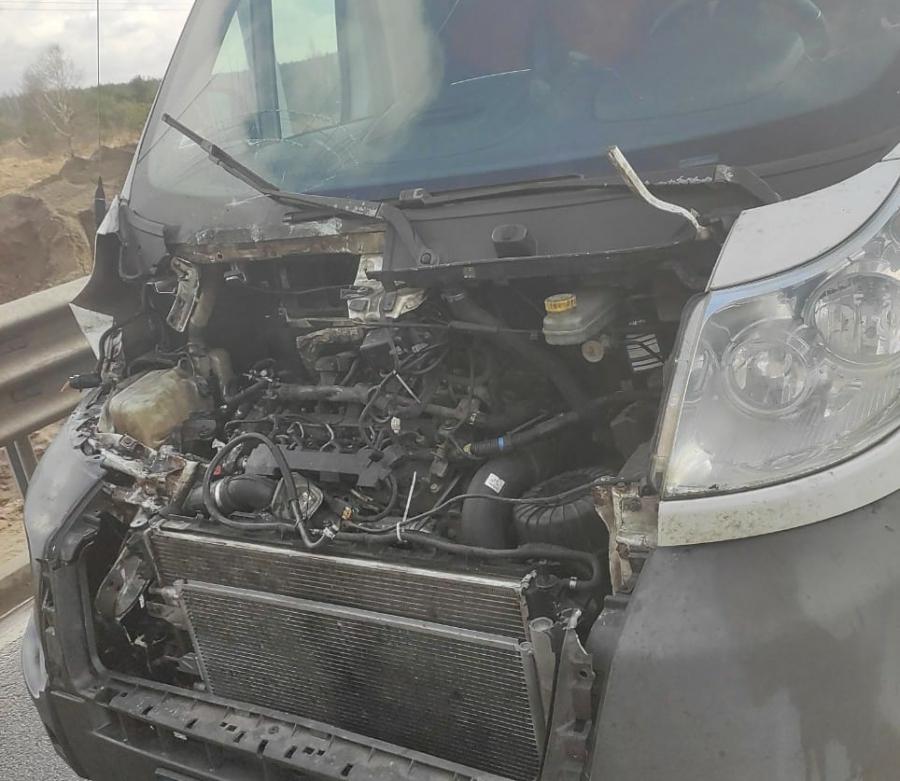 Nie zauważył, że przed rondem korek i wjechał w tył busa. A ten uderzył w kolejnego