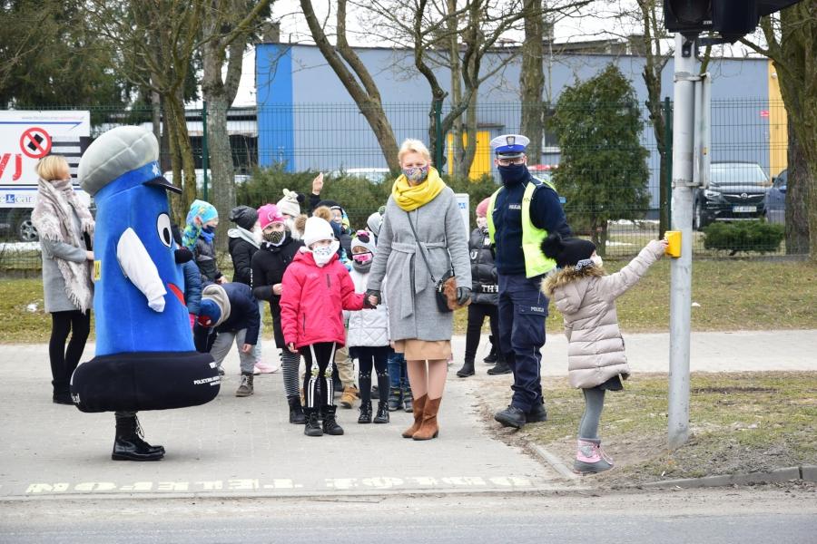 Dzieci z Jedynki, Szóstki i przedszkola nr 10 uczyły się przechodzenia przez jezdnię