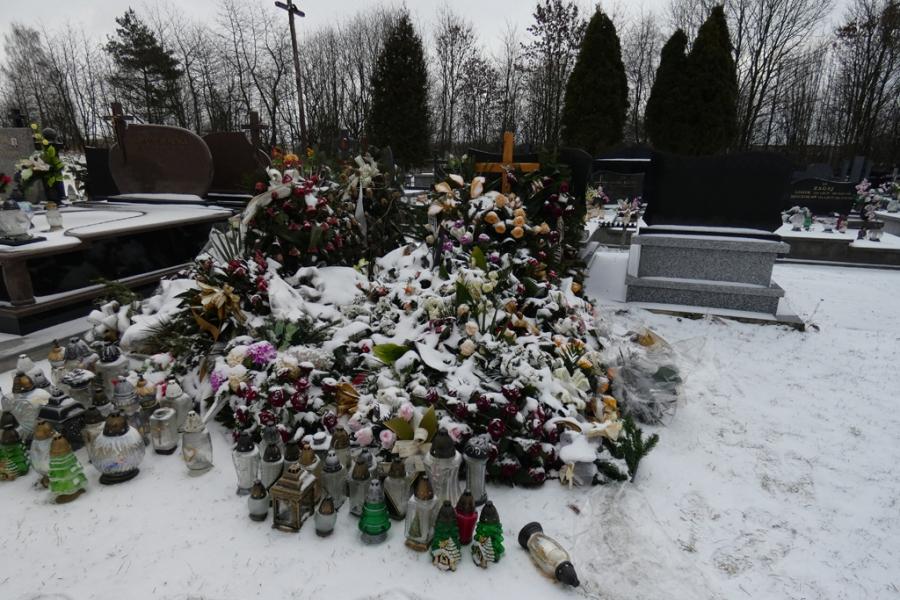 Dziki cmentarz przy Piaskowej: prawo sobie, życie sobie. „Parafia się zobowiązała, ale...