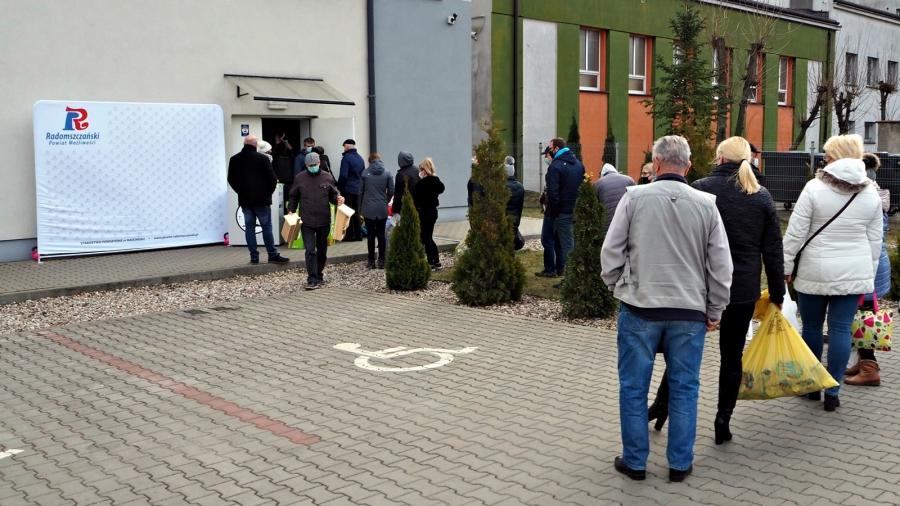 To była błyskawiczna akcja. Radomszczanie wymienili puszki na sadzonki