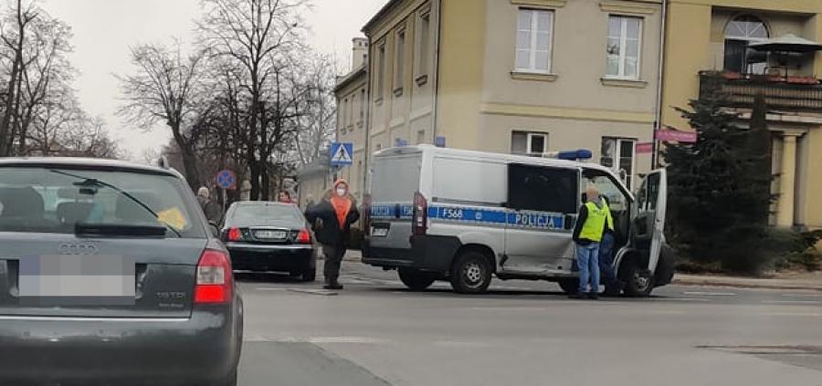 Jechali do potrąconego rowerzysty. W ich radiowóz uderzył kierowca rovera