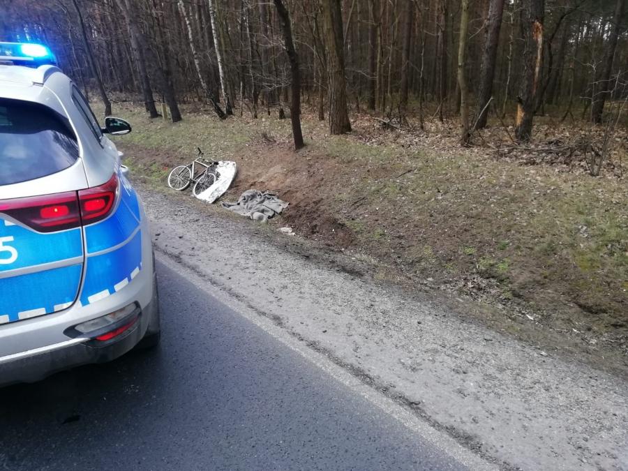 Kierowca ciężarówki wyprzedzał rowerzystę. Potrącony mężczyzna w szpitalu