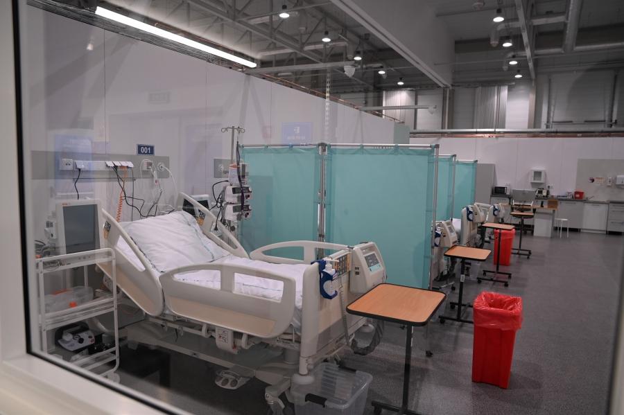 W szpitalu tymczasowym w Łodzi zajętych jest już 66 łóżek i 10 respiratorów