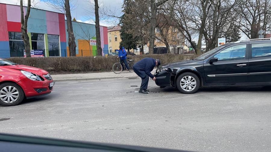 Chwila nieuwagi i ups! Na ulicy Kościuszki doszło do stłuczki. Dwa uszkodzone pojazdy