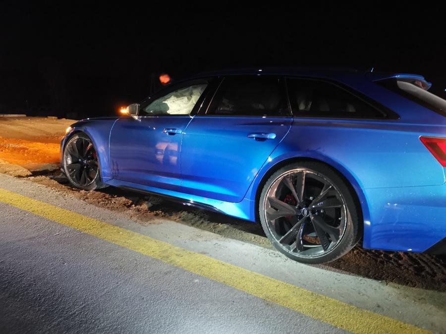 Kolizja na DK1. Auto osobowe uderzyło w pachołek, strażacy ruszyli na pomoc