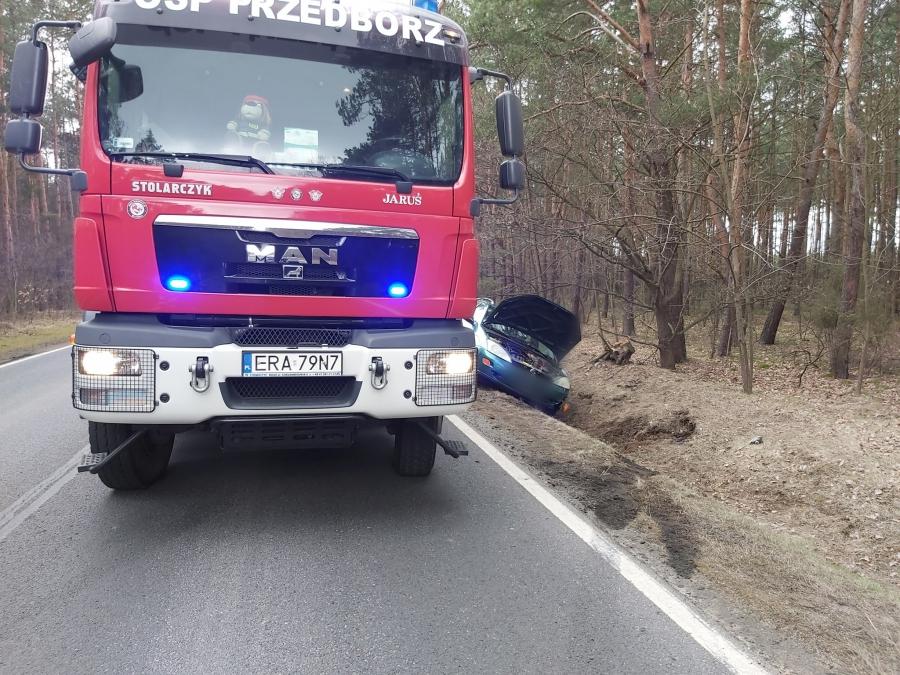 Kolizja w Miejskim Polu. Kierowca wjechał do rowu. Przyczyną nadmierna prędkość