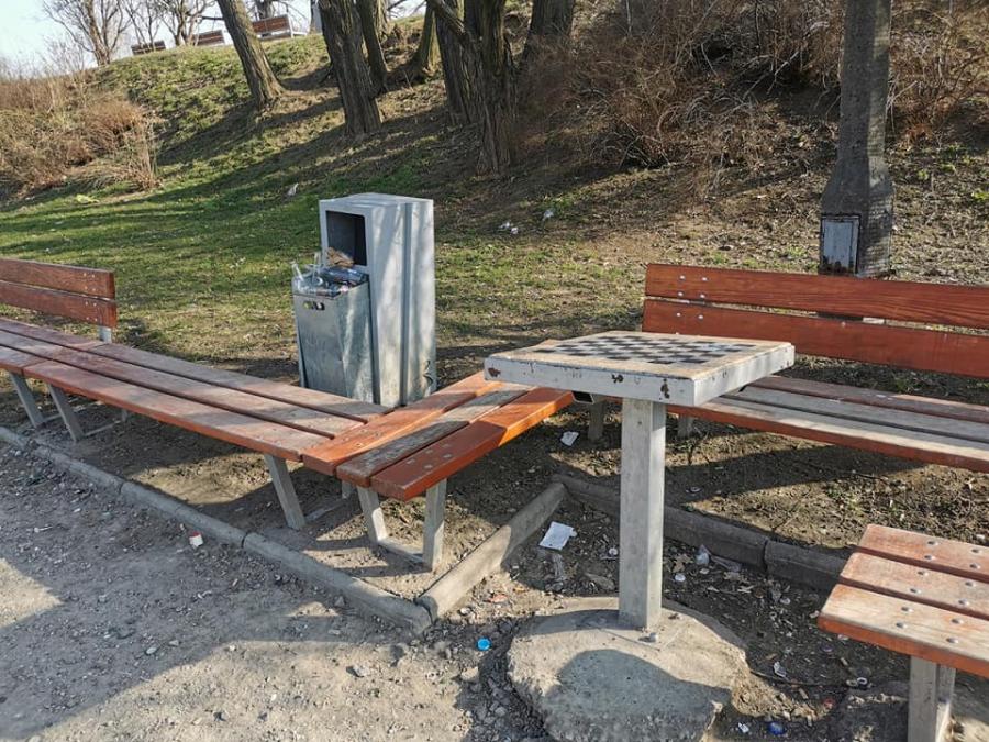 Dewastacja i śmieci w Parku Solidarności. Gdzie policja i monitoring?