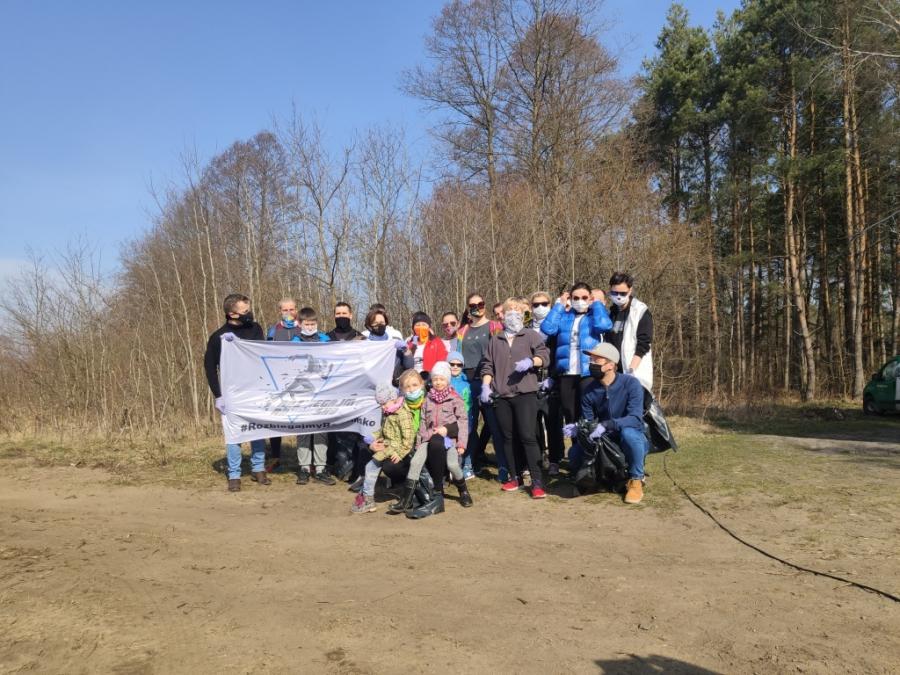 „Sprzątanie świata 2021”. Członkowie Rozbiegajmy Radomsko sprzątali las na Topiszu