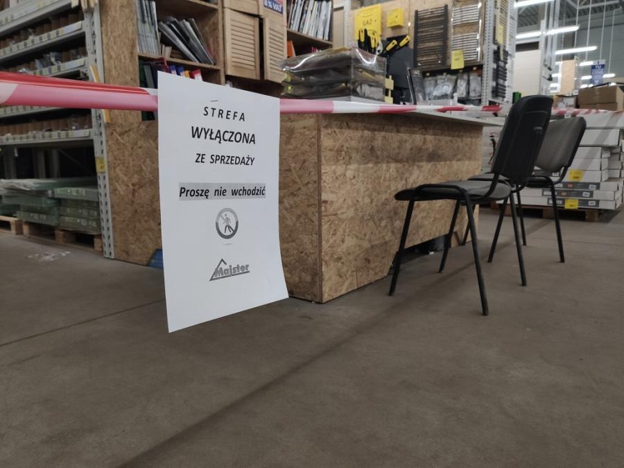 Market budowlany działa mimo restrykcji. Połowa sklepu oddzielona taśmą