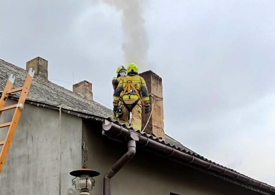 Tak płoną sadze w kominie. Taki pożar może ugasić tylko straż