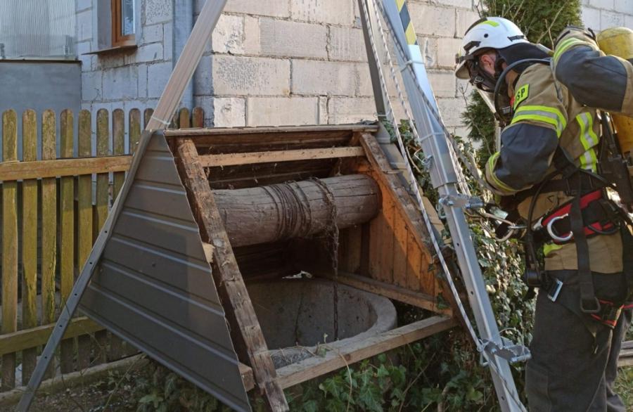 Kot wpadł do studni. Pomogli mu strażacy z Przedborza
