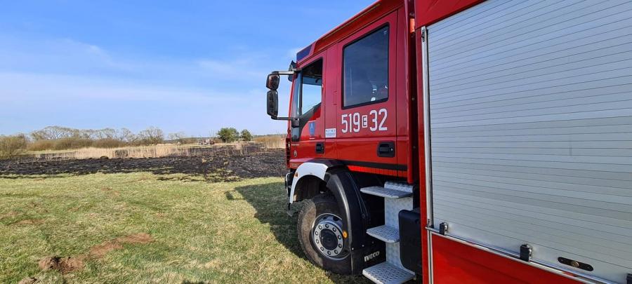 Sześć zastępów straży gasiło pożar trawy w miejscowości Kąty