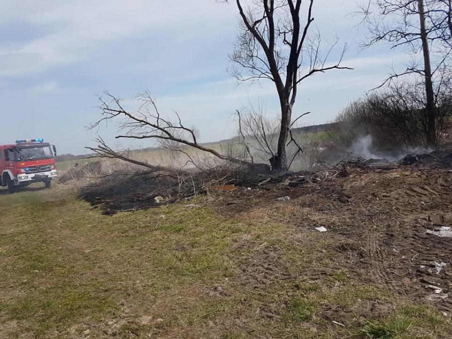 Strażacy z Kobiel gasili pożar dzikiego wysypiska śmieci