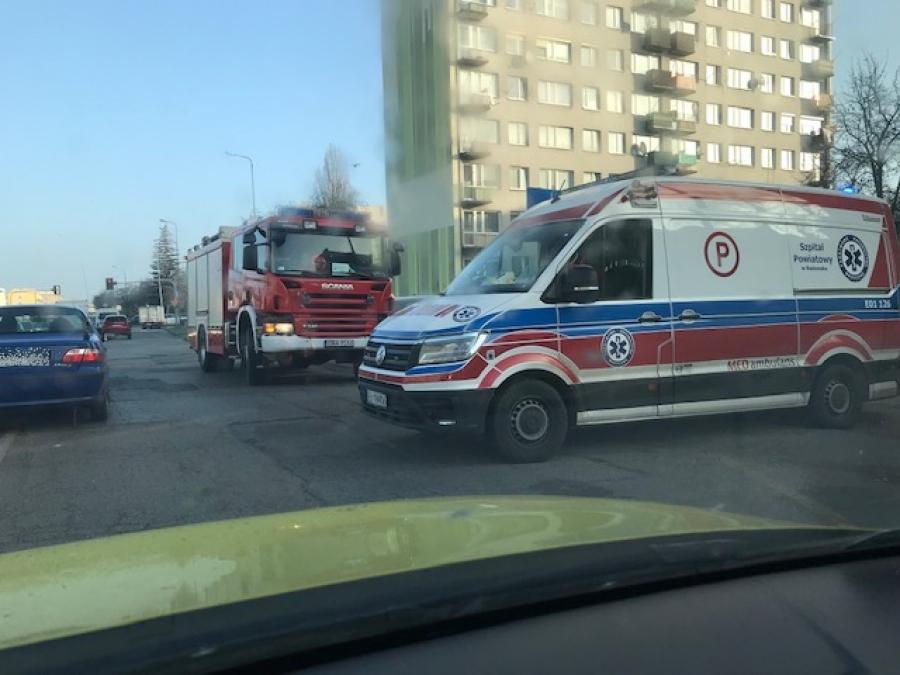 Na karetkę czekał ponad godzinę. W tym czasie pacjenta zabezpieczali strażacy