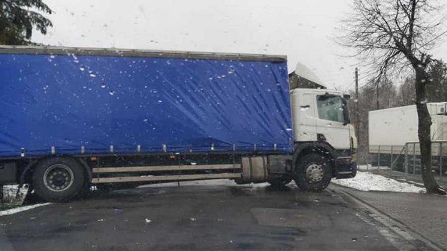 Zablokowana obwodnica od strony Okrajszowa. Trzeba szukać objazdów