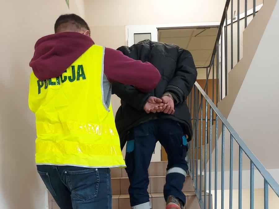 33-latek kopnął w toyotę, bo uznał, że… przejechała za blisko niego