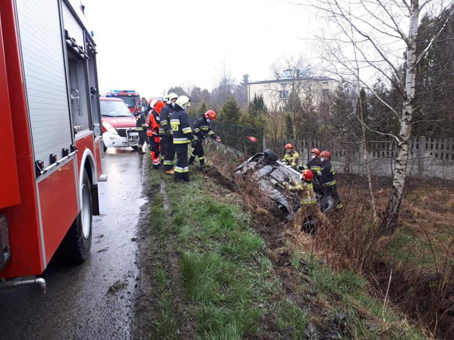 Pijany, bez uprawnień doprowadził do dachowania forda i uciekł