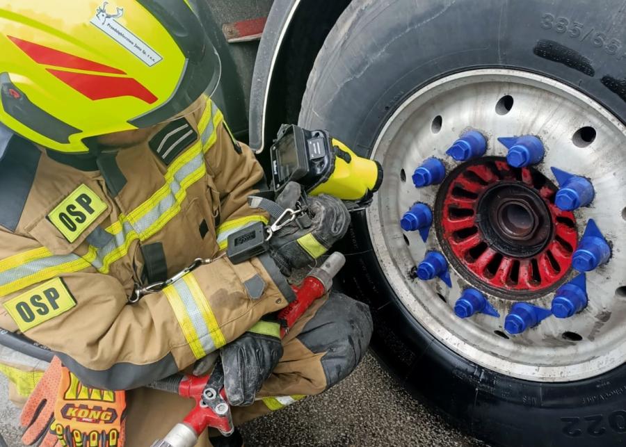 Strażacy wezwani do pożaru koła w samochodzie ciężarowym na autostradzie