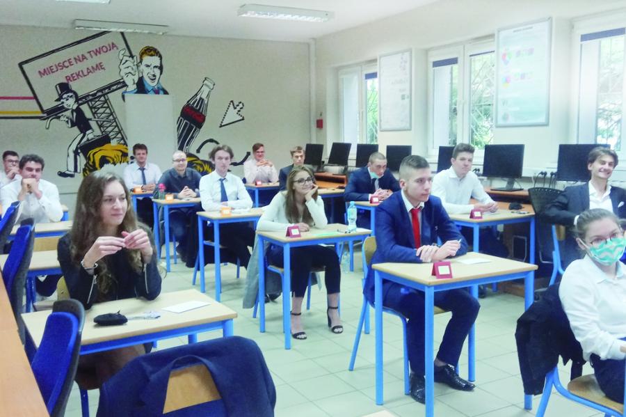 Hurra na maturę. O jedną trzecią więcej chętnych do zdawania. Bo być łatwiej
