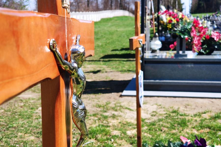 Sanepid wydał parafii zakaz pochówków. Uznał cmentarz w Radomsku za nielegalny