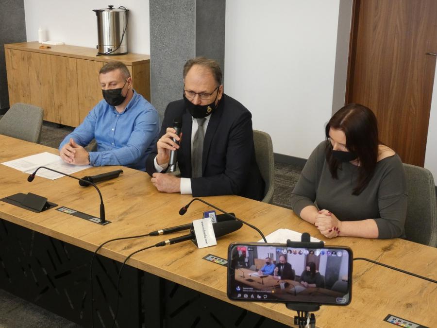 Pat na na nowym basenie: wykonawca nie wymienił elementów zjeżdżalni